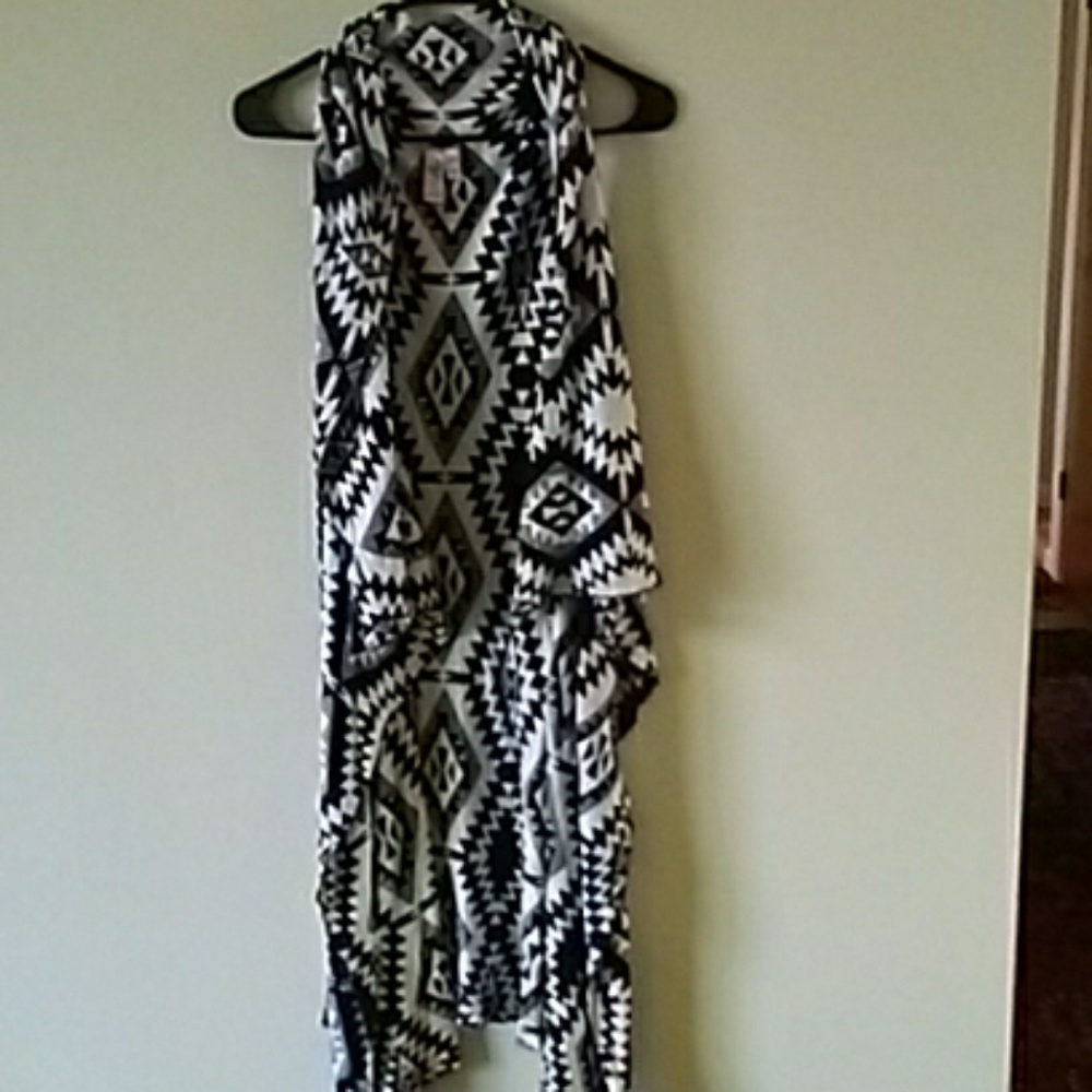Black and White Tribal Print Sleeveless Sweater